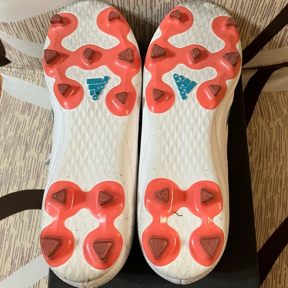 Girls soccer cleats - Picture 2 of 3